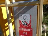 a sign on the side of a building that says interdit de montage