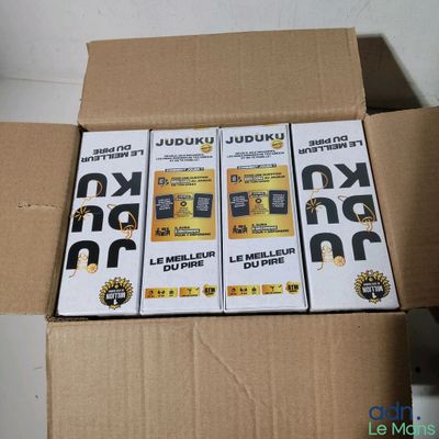 une boîte en carton contenant tout un tas de livres