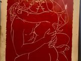 tableau représentant une femme tenant un enfant dans ses bras devant un fond rouge
