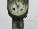 une horloge qui se trouve au sommet d'une tour
