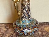 un vase bleu et or posé sur une table en marbre