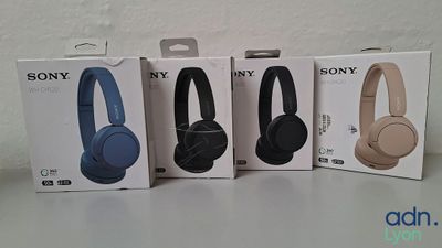 Trois casques Sony sont posés en rang sur une table