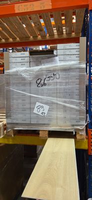 une palette chargée de nombreux cartons dans un entrepôt
