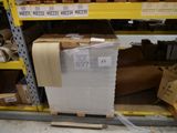 une grande pile de cartons posée sur une étagère dans un magasin