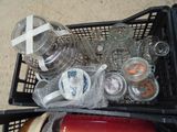 un panier rempli de verres vides et d'autres objets