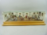 une maquette d'un salon avec des personnages à l'intérieur