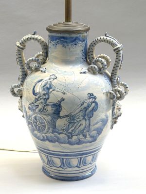 un vase bleu et blanc surmonté d'une lampe