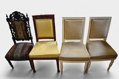 trois chaises sont alignées sur un fond blanc