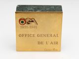 an image of a gold box with a sign on it that says office general de l ' air
