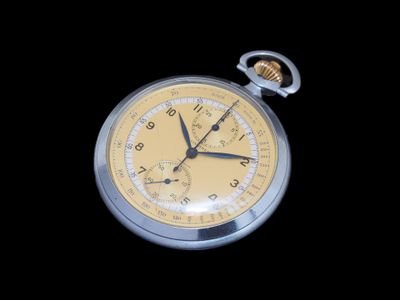 un gros plan d'une montre de poche sur fond noir