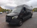 La camionnette Mercedes est garée sur un parking, dans un parking.