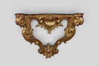 Console d'applique de forme mouvementée en bois sculpté moul… (photo 2)