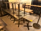 de nombreuses tables et tabourets vides dans un restaurant