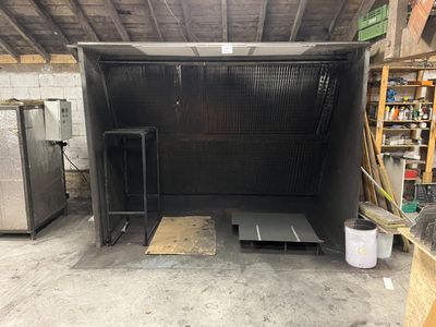 une photo d'un garage avec une grande boîte noire