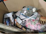 une boîte en carton remplie de divers objets qui s'y trouvent