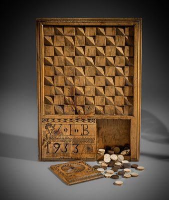une boîte en bois contenant des pièces de monnaie et une planche en bois sur laquelle sont inscrits des chiffres