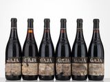 six bouteilles de vin alignées sur une table