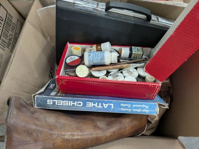 MATERIEL DE PEINTURE Pinceaux, pigments, huiles et divers En…