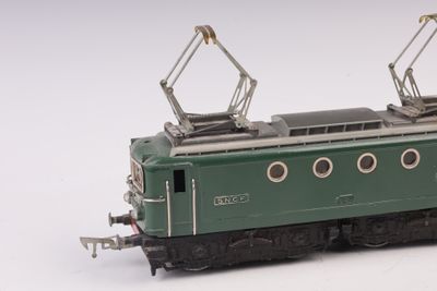 une image représentant un train vert sur fond blanc