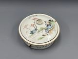 une image représentant une boîte en porcelaine ornée d'une peinture représentant un homme et une femme