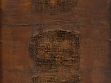une image représentant un morceau de bois sur lequel on a sculpté quelque chose