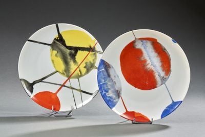 deux assiettes ornées de motifs différents, posées sur une table