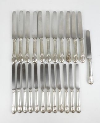 beaucoup d'argenterie sur une table blanche