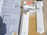une boîte avec une poignée de porte blanche, une boîte avec une poignée de porte blanche, une boîte avec une poignée de porte blanche et une poignée de porte blanche