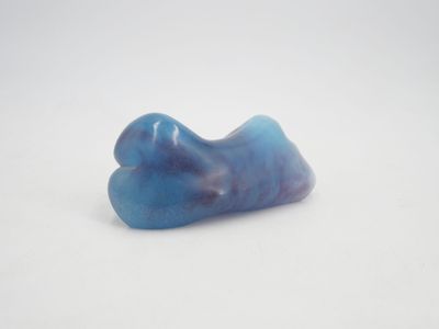 gros plan d'une pierre bleue sur une surface blanche