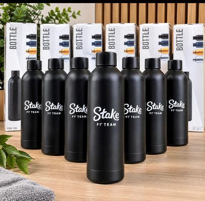 six gourdes en acier inoxydable noir posées sur une table en bois