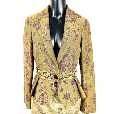 une photo d'une veste dorée et violette, avec une ceinture dorée, sur un mannequin