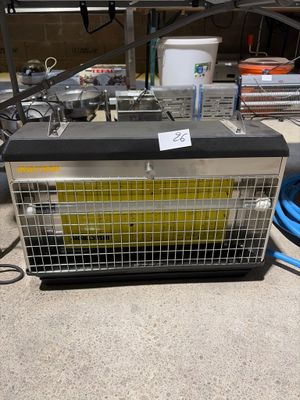 une cage métallique contenant une balle jaune