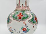 un vase blanc orné d'un motif floral