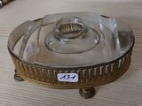 une plaque de verre sur laquelle est inscrit un numéro, posée sur une table