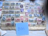une feuille de papier sur laquelle il y a beaucoup de timbres