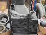 un tas d'objets divers dans un grand entrepôt