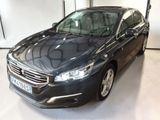 la photo d'une voiture noire garée dans un garage