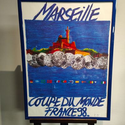 une photo d'un tableau représentant un phare, exposé