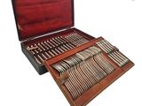 un coffret en bois contenant de l'argenterie, sur fond blanc