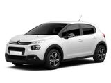 Une Citroën blanche est garée devant un fond blanc