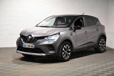 le nouveau renault c - hr suv est garé dans un garage
