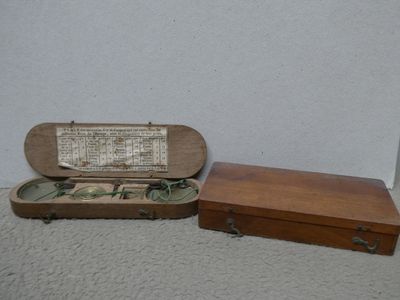 une petite boîte en bois contenant une aiguille à coudre