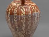 une image représentant un vase marron et blanc sur fond gris
