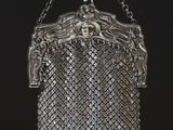 un sac à main ancien en maille d'argent, muni d'une anse en chaîne