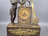 une statue en bronze représentant un homme jouant d'un instrument de musique