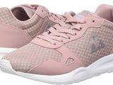 Les baskets pour femmes sont roses et blanches, avec un motif en maille.