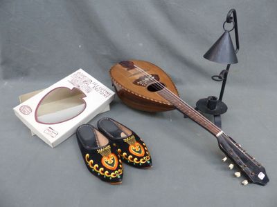 une guitare, une paire de chaussures, une lampe et un livre