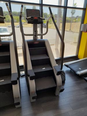 un tapis de course et un appareil de course dans une salle de sport