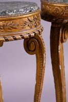 Paire de sellettes en bois mouluré, sculpté et doré, la cein… (photo 2)