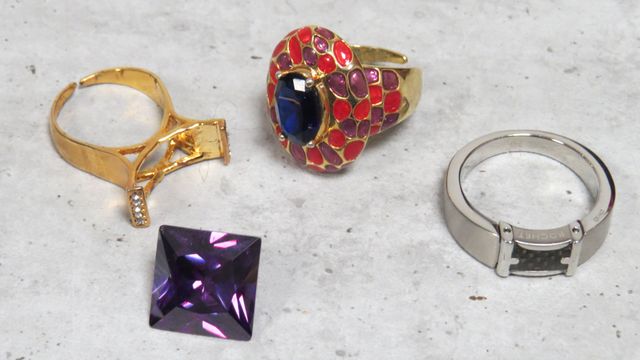 Lot en métal comprenant trois bagues et une pierre de synthèse. (...